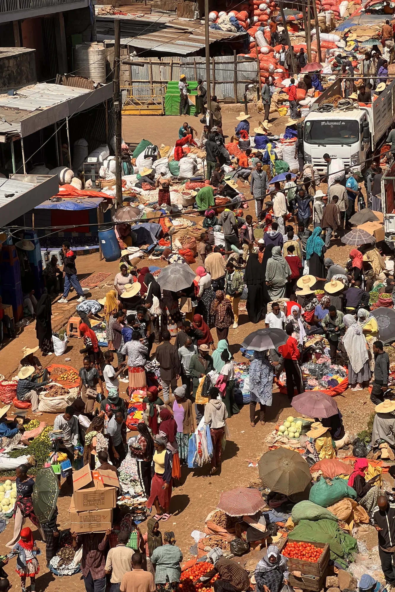 Veduta dall'alto della folla e delle bancarelle colorate all'Addis Merkato, il grande mercato all'aperto di Addis Abeba in Etiopia.