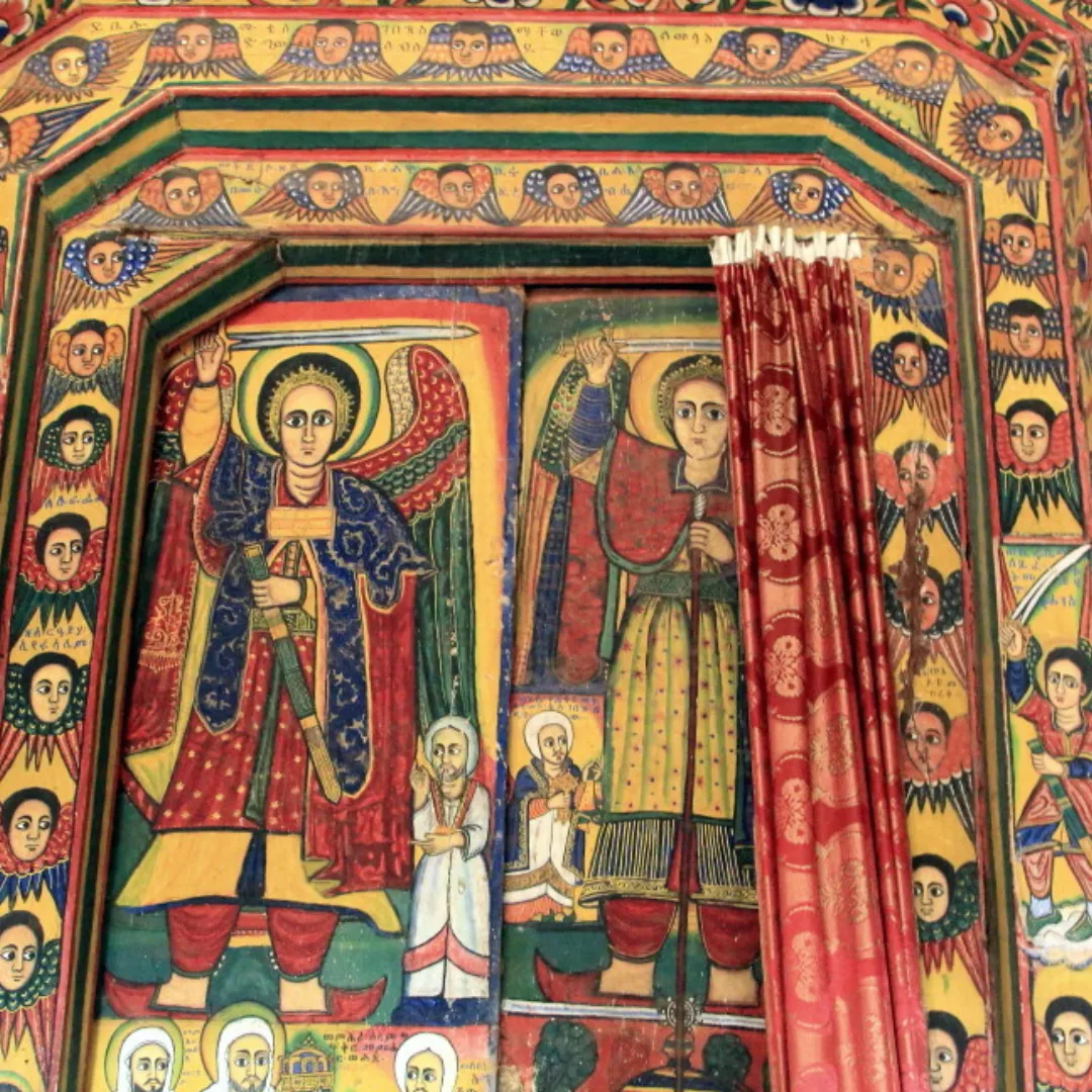 Antichi affreschi religiosi con angeli dipinti sulle pareti di una chiesa ortodossa tewahedo in Etiopia.
