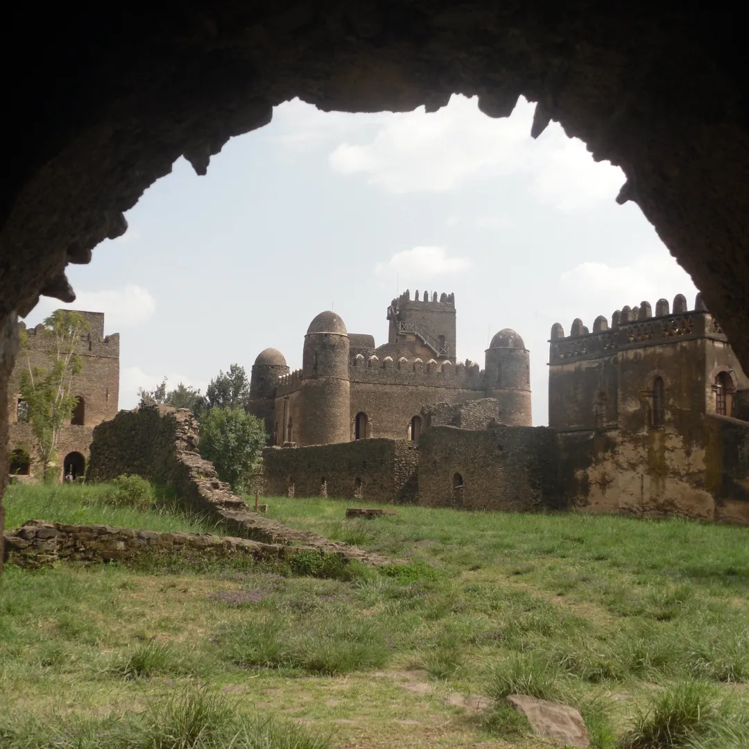 I castelli in pietra dell'antica cittadella fortificata di Fasil Ghebbi a Gondar, visti da un arco di pietra in Etiopia.