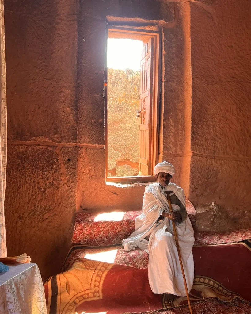 Sacerdote nella chiesa ortodossa scavata nella roccia a Lalibela, una delle cose da vedere in Etiopia.