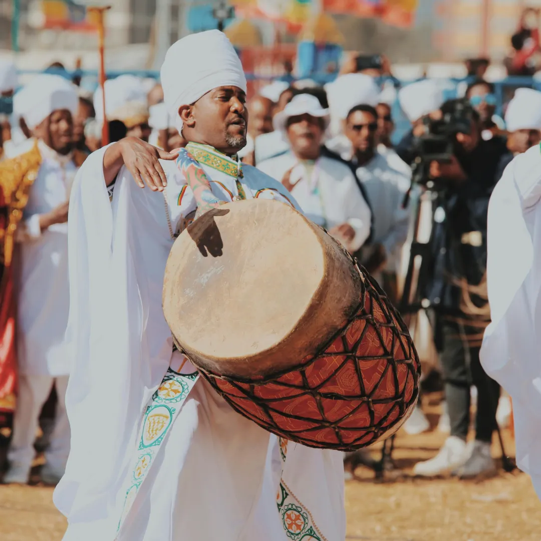 Celebrazioni tradizionali della festa del Timkat in Etiopia con canti, danze e tamburi della Chiesa Ortodossa.
