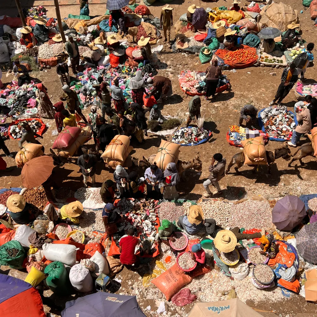 Veduta dall'alto del Merkato ad Addis Abeba, il grande mercato all'aperto durante un tour in Etiopia
