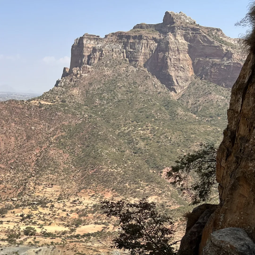 Punto panoramico sulle maestose montagne e gole profonde dei Monti Simien durante un trekking in Etiopia.