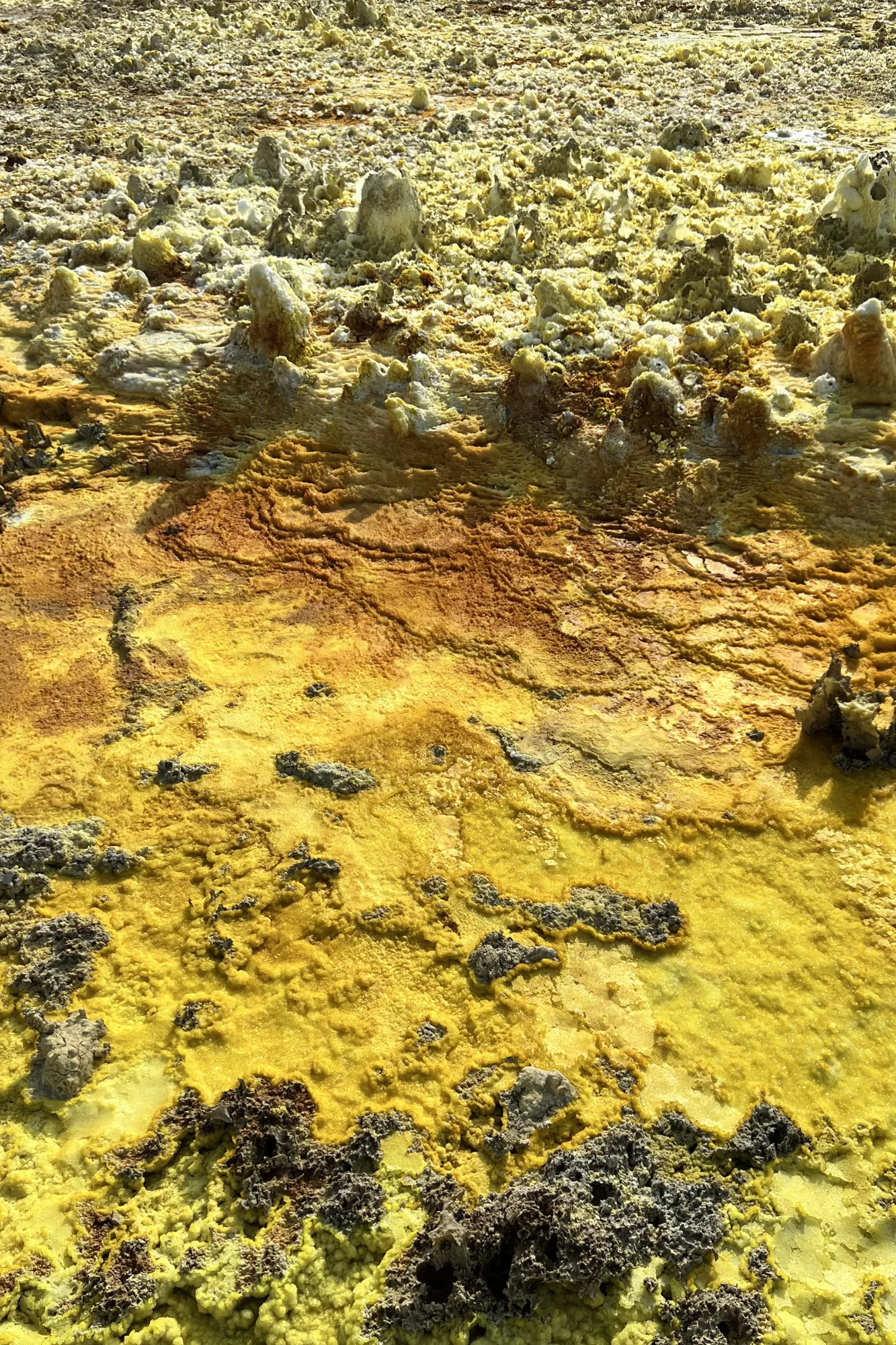 Inquadratura dall'alto delle formazioni saline e delle incrostazioni di zolfo del vulcano Dallol nella depressione della Dancalia, in Etiopia.