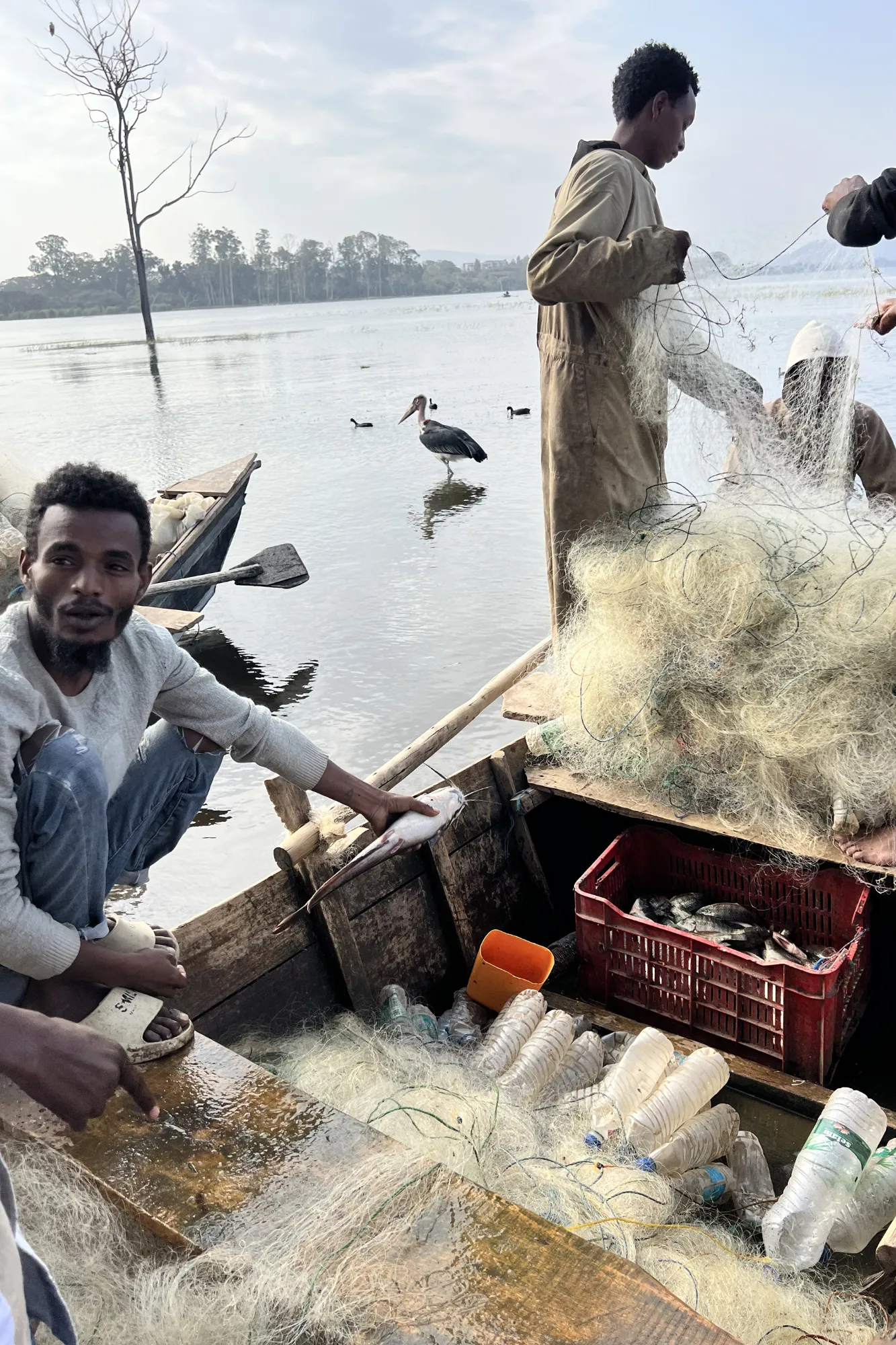 Pescatori locali su una barca mentre sistemano le reti da pesca sul lago ad Arba Minch, in Etiopia.