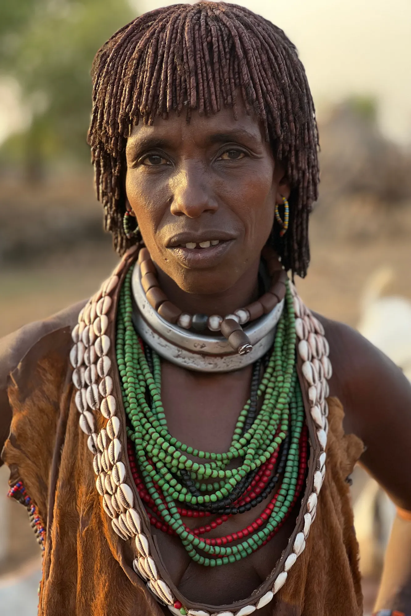 Primo piano ravvicinato di una donna della tribù Hamar con collane di perline e conchiglie tradizionali nella Valle dell'Omo in Etiopia.