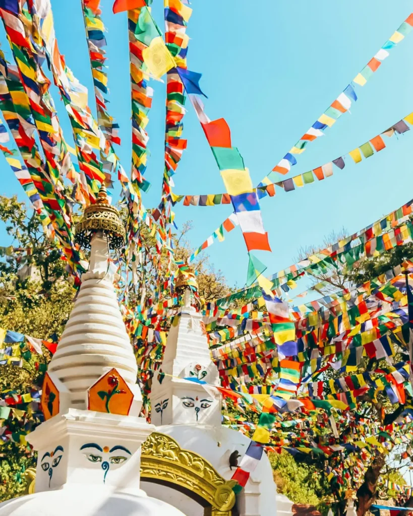 Tipico stupa buddista a Kathmandu in Nepal con bandiere di preghiera colorate
