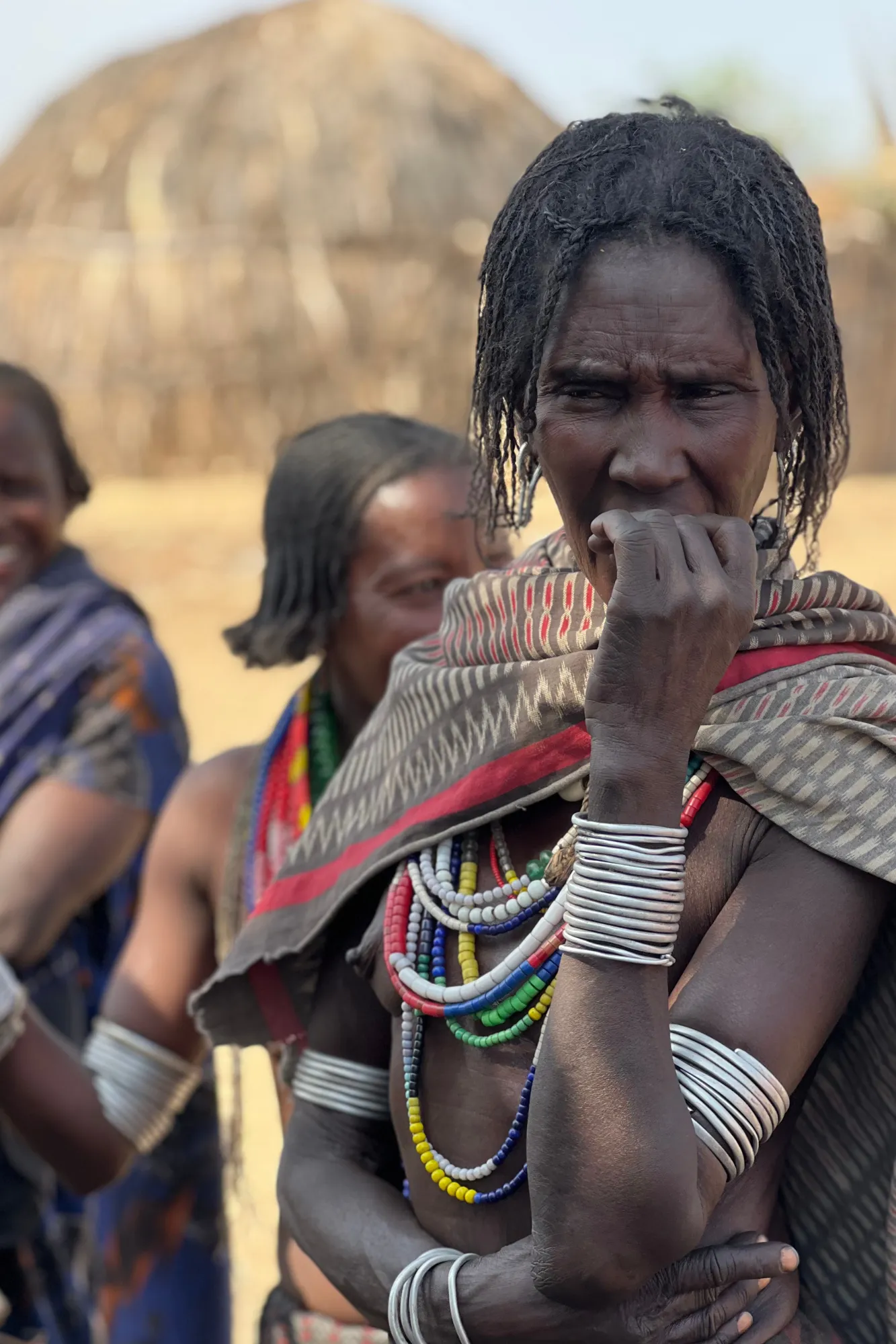 Ritratto di una donna della tribù Hamar con acconciatura tradizionale e collane di perline nella Valle dell'Omo in Etiopia.