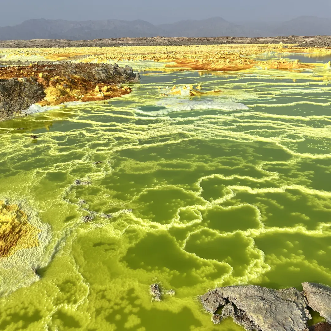 Le sorgenti idrotermali e le formazioni di zolfo colorato del vulcano Dallol nel deserto della Dancalia, in Etiopia.