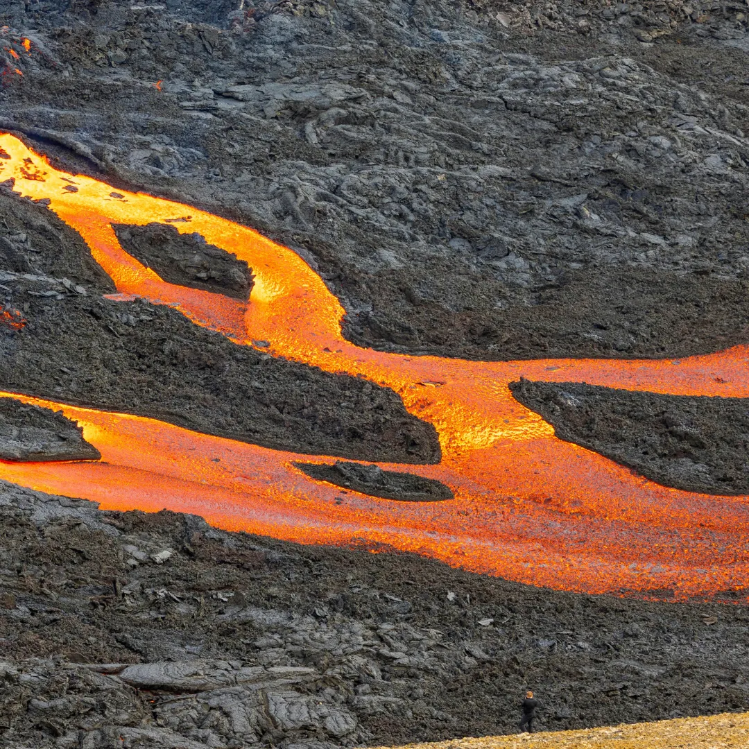 Colata di lava incandescente sulla roccia vulcanica scura del vulcano Erta Ale nella Dancalia, in Etiopia.