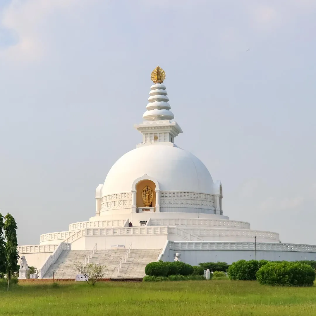 Vista panoramica della World Peace Pagoda durante un tour organizzato in Nepal